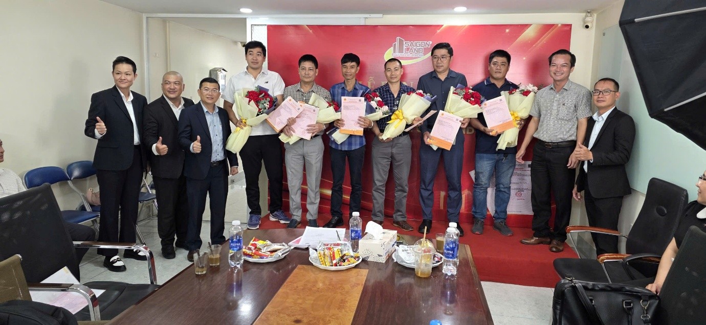 Lễ bàn giao giấy chứng nhận quyền sử dụng đất đợt đầu tiên tại công ty  Sài Gòn Land